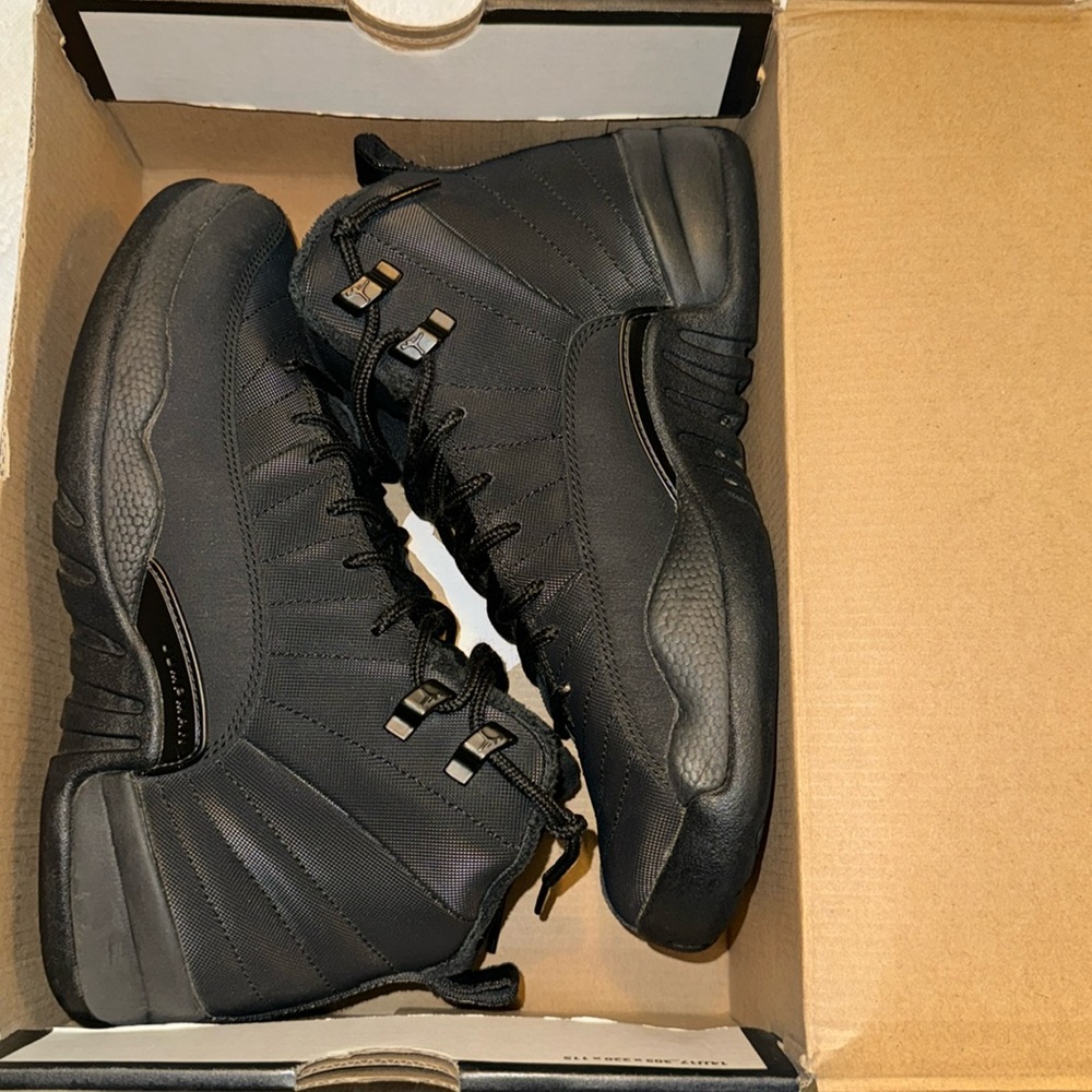BLACK WINTERIZED JORDAN 12 
barely worn
In box 
7Y